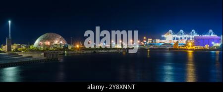 Hafen von Aarhus beleuchtet bei Nacht Panortama, Dänemark Stockfoto