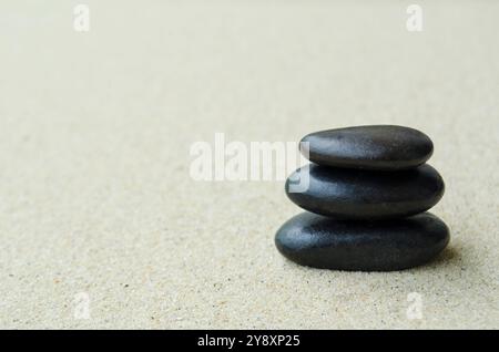 Schwarze Zen-Steine mit anpassbarem Platz für Text oder Ideen. Stockfoto