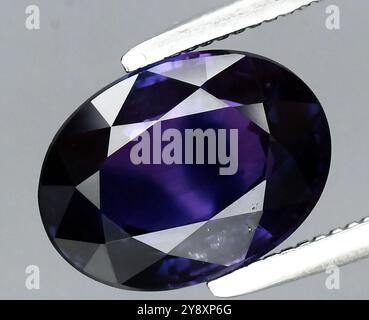 Fesselnder Amethyst-Edelstein Im Ovalen Schliff, Der Strahlend Unter Dem Licht Leuchtet. Stockfoto