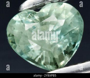 Herzförmiger Aqua-Edelstein mit fesselnden Facetten. Stockfoto