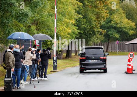 07. Oktober 2024, Bayern, Herzogenaurach: Fußball, Nationalmannschaft, Deutschland, Nationalliga, vor den Spielen gegen Ungarn und die Niederlande, Ankunft der DFB-Mannschaft. Journalisten beobachten, wie ein Shuttlebus Mitglieder des DFB-Teams zum Teamquartier „Home Ground“ bringt. Foto: Daniel Karmann/dpa - WICHTIGER HINWEIS: Gemäß den Vorschriften der DFL Deutschen Fußball-Liga und des DFB Deutschen Fußball-Bundes ist es verboten, im Stadion und/oder des Spiels aufgenommene Fotografien in Form von sequenziellen Bildern und/oder videoähnlichen Fotoserien zu verwenden oder zu nutzen. Stockfoto