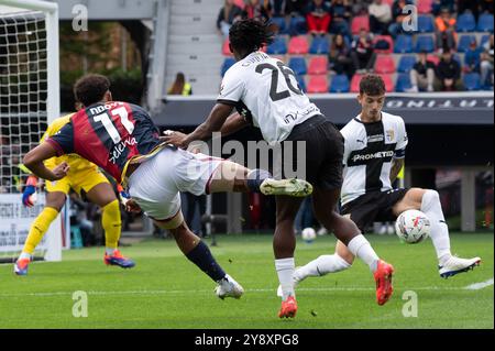 Dan Ndoye (Bologna) Woyo Coulibaly (Parma) während des Spiels der italienischen Serie A zwischen Bologna 0-0 Parma im Renato Dallara Stadium am 5. Oktober 2024 in Bologna, Italien. Quelle: Maurizio Borsari/AFLO/Alamy Live News Stockfoto