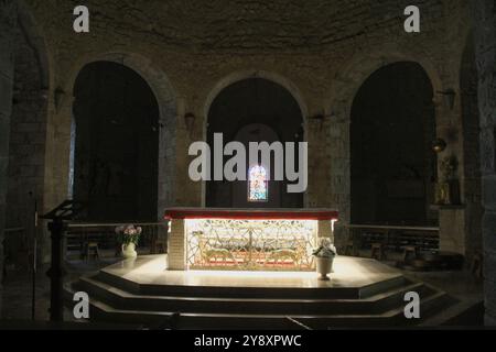 Kathedrale Von Montefiascone, Montefiascone, Italien. Der Altar in der Krypta der heiligen Lucia Filippini. Stockfoto