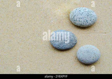 Blick von oben auf Steine auf Strandsand mit anpassbarem Platz für Text oder Ideen. Stockfoto