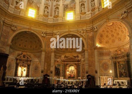 Montefiascone, Italien. Das Innere der Kathedrale von Montefiascone. Stockfoto