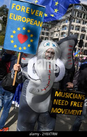 Die Musiker demonstrieren gegen den Brexit und protestierten dagegen, wie der Brexit ihre Fähigkeit erschwerte Stockfoto