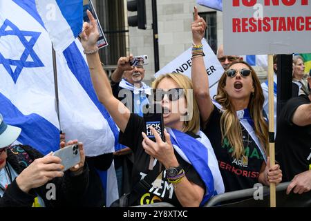 Ein pro-israelischer Gegenprotest gegen einen pro-palästinensischen marsch. Der Pro-Palästina-marsch rief zu einem Waffenstillstand der andauernden Militäroffensive G auf Stockfoto