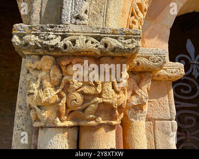 Romanische Hauptstadt. Kirche San Julian y Santa Basilisa, Rebolledo de la Torre, Provinz Burgos, Castilla Leon, Spanien. Stockfoto