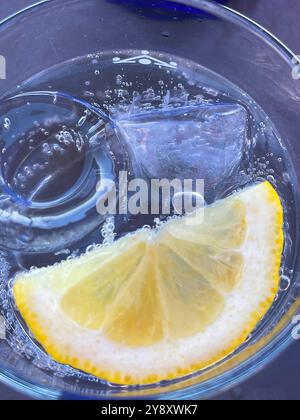 In Scheiben geschnittene Zitrone in Sprudelwasser. Stockfoto