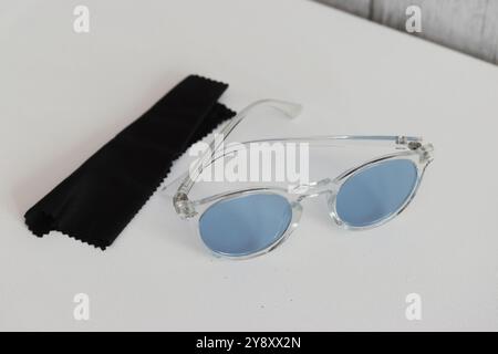 Sonnenbrille für Damen mit blauen Gläsern. Stockfoto