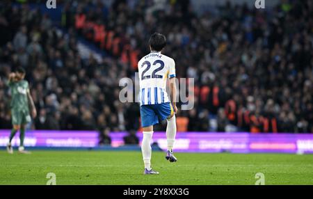 Kaoru Mitoma aus Brighton während des Premier League-Spiels zwischen Brighton und Hove Albion und Tottenham Hotspur im American Express Stadium, Brighton, Großbritannien - 6. Oktober 2024 - Foto Simon Dack / Telefoto images. Nur redaktionelle Verwendung. Kein Merchandising. Für Football Images gelten Einschränkungen für FA und Premier League, inc. Keine Internet-/Mobilnutzung ohne FAPL-Lizenz. Weitere Informationen erhalten Sie bei Football Dataco Stockfoto