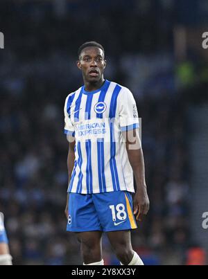 Danny Welbeck aus Brighton während des Premier League-Spiels zwischen Brighton und Hove Albion und Tottenham Hotspur im American Express Stadium, Brighton, UK - 6. Oktober 2024 - Foto Simon Dack / Telefoto images. Nur redaktionelle Verwendung. Kein Merchandising. Für Football Images gelten Einschränkungen für FA und Premier League, inc. Keine Internet-/Mobilnutzung ohne FAPL-Lizenz. Weitere Informationen erhalten Sie bei Football Dataco Stockfoto