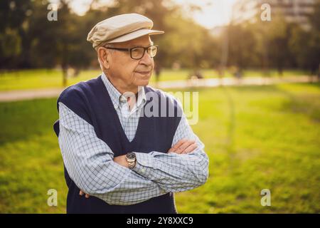 Porträt eines besorgten älteren Mannes im Park an sonnigem Tag. Stockfoto