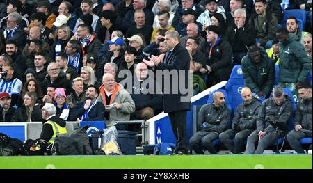 Tottenham-Manager Ange Postecoglou während des Premier League-Spiels zwischen Brighton und Hove Albion und Tottenham Hotspur im American Express Stadium, Brighton, UK - 6. Oktober 2024 nur für redaktionelle Zwecke. Kein Merchandising. Für Football Images gelten Einschränkungen für FA und Premier League, inc. Keine Internet-/Mobilnutzung ohne FAPL-Lizenz. Weitere Informationen erhalten Sie bei Football Dataco Stockfoto