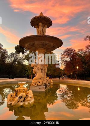 Alcachofa-Brunnen bei Sonnenaufgang. El Retiro Park, Madrid, Spanien. Stockfoto