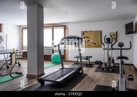 Heim-Fitnessstudio in spanischer Villa auf Mallorca. Stockfoto