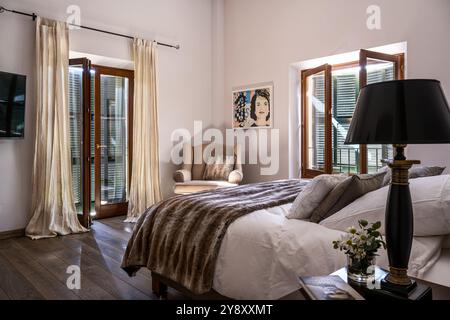 Französische Türen, Luftzirkulation im Schlafzimmer der spanischen Villa auf Mallorca. Stockfoto