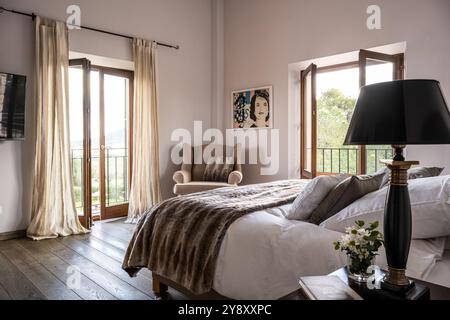 Französische Türen, Luftzirkulation im Schlafzimmer der spanischen Villa auf Mallorca. Stockfoto