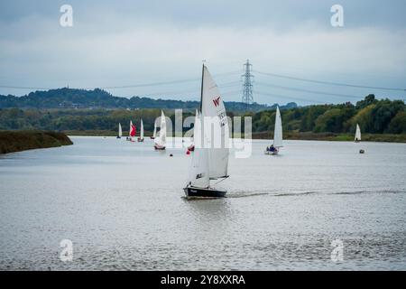 Mitglieder des Fiddlers Ferry Segelclubs auf dem Fluss Mersey, die an einem grauen Tag Rennen fahren. Stockfoto