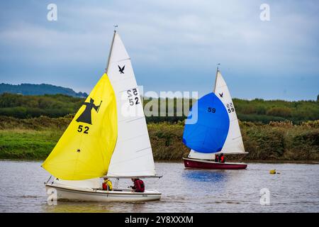 Mitglieder des Fiddlers Ferry Segelclubs auf dem Fluss Mersey, die an einem grauen Tag Rennen fahren. Stockfoto