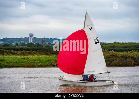 Mitglieder des Fiddlers Ferry Segelclubs auf dem Fluss Mersey, die an einem grauen Tag Rennen fahren. Stockfoto