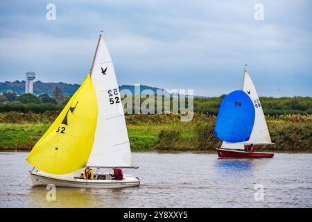 Mitglieder des Fiddlers Ferry Segelclubs auf dem Fluss Mersey, die an einem grauen Tag Rennen fahren. Stockfoto