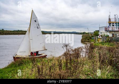 Mitglieder des Fiddlers Ferry Segelclubs auf dem Fluss Mersey, die an einem grauen Tag Rennen fahren. Stockfoto