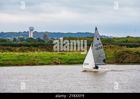 Mitglieder des Fiddlers Ferry Segelclubs auf dem Fluss Mersey, die an einem grauen Tag Rennen fahren. Stockfoto