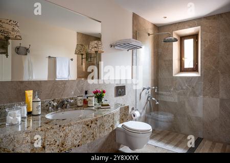 Marmorwaschbecken mit Duschschirm im Badezimmer der spanischen Villa auf Mallorca. Stockfoto