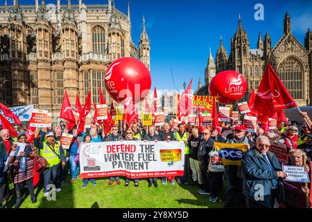 London, Großbritannien. Oktober 2024. Kürzungen bei der Zahlung von Winterkraftstoffen – die Gewerkschaftskundgebung vor dem Parlament wird vereinigt. Sie, andere Gewerkschaften und Rentnerverbände (einschließlich National Pensioners Convention und Scottish Pensioners Forum) protestieren gegen die Entscheidung der Regierung, die jährliche Winter Fuel Payment an Rentner zu testen. Die Kundgebung fand statt, nachdem der Generalsekretär von Unite einen Antrag auf der Labour Party-Konferenz zur Beibehaltung der Winterkraftstoffzahlung gewonnen hatte. Guy Bell/Alamy Live News Stockfoto