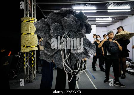 Bangkok, Thailand. Oktober 2024. Die Models machen sich vor der Start- und Landebahn-Show vor der Bühne bereit. Der 5. Tag der Bangkok International Fashion Week findet am 6. Oktober 2024 im Einkaufszentrum Siam Paragon in Bangkok, Thailand, statt. Quelle: SOPA Images Limited/Alamy Live News Stockfoto