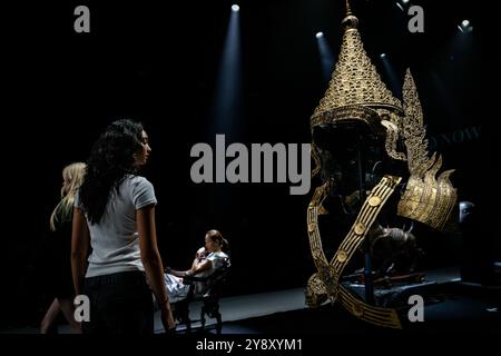 Bangkok, Thailand. Oktober 2024. Models Proben vor der FLYNOW-Laufsteg-Show. Der 5. Tag der Bangkok International Fashion Week findet am 6. Oktober 2024 im Einkaufszentrum Siam Paragon in Bangkok, Thailand, statt. Quelle: SOPA Images Limited/Alamy Live News Stockfoto