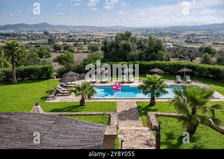 Erhöhter Blick auf den Swimmingpool auf dem Gelände der spanischen Villa auf Mallorca. Stockfoto