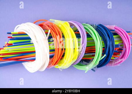 Farbenfrohe verschiedene Kunststofffäden für 3D-Stift und -Druck Stockfoto