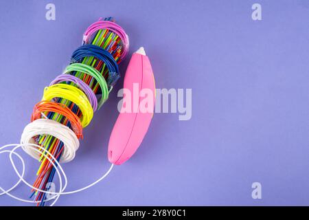 Farbenfrohe verschiedene Kunststofffäden für 3D-Stift und -Druck Stockfoto