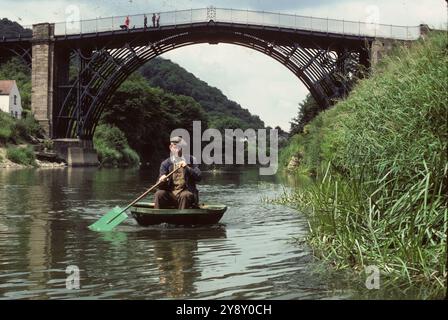 Ironbridge Coracle Maker Eustace Rogers on the River Severn 1982 BILD VON DAVID BAGNALL Stockfoto