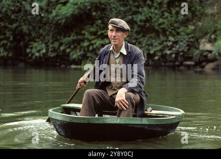 Ironbridge Coracle Maker Eustace Rogers auf dem Fluss Severn 1980 BILD VON DAVID BAGNALL Stockfoto