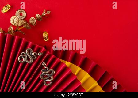Chinesisches asien Neujahr goldener roter Hintergrund. Neue Grußkarte für das Jahr der Schlange 2025 mit Sternzeichen. Roter flacher Hintergrund mit Weihnachtsfans, Wunschumschläge, sn Stockfoto