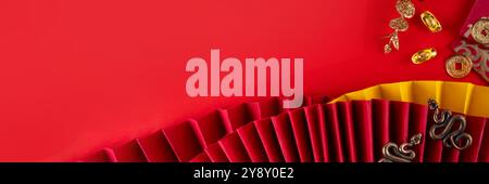 Chinesisches asien Neujahr goldener roter Hintergrund. Neue Grußkarte für das Jahr der Schlange 2025 mit Sternzeichen. Roter flacher Hintergrund mit Weihnachtsfans, Wunschumschläge, sn Stockfoto