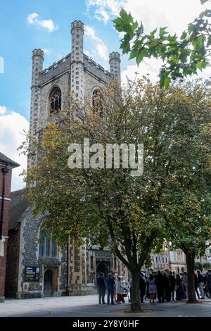 St. Laurence's Church in Reading Town, Berkshire, England, Großbritannien, mit einer Hochzeitsfeier draußen, die Fotos macht Stockfoto