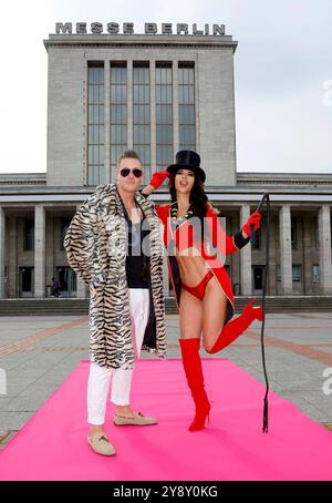 Calvin Kleinen & Micaela Schäfer beim Vorabfototermin zur Venus 2024 *** Calvin Kleinen Micaela Schäfer bei der Vorabfotosession zur Venus 2024 Stockfoto