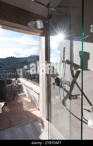 Verglaste Dusche mit Blick auf die Berge von der spanischen Villa auf Mallorca. Stockfoto