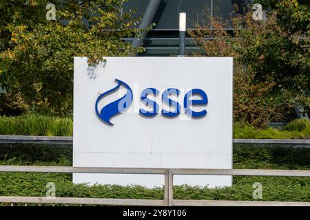 SSE-Gebäude in Reading, Berkshire, England, Großbritannien. Nahaufnahme des Logos für Schilder in den Büros des Energieunternehmens Stockfoto