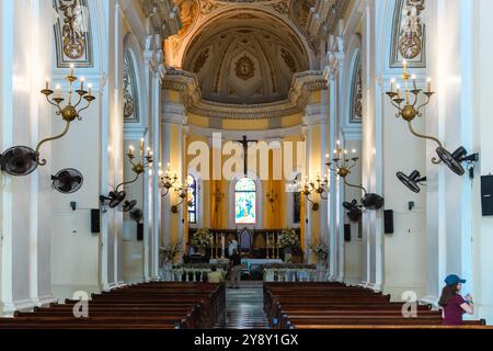 San Juan, Puerto Rico - 20. April 2017: Ein ruhiger Blick in eine historische Kirche. Stockfoto