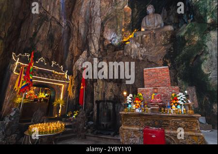 Buddhistischer Tempel mit Statuen und Heiligtum in der Huyen Khong Höhle in den Marmorbergen in da Nang in Vietnam in Asien Stockfoto