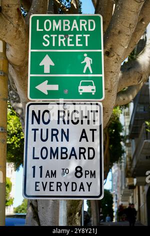 Verkehrsschild oben auf der Lombard Street, „die krummste Straße der Welt“. Stockfoto