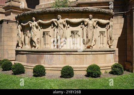 Skulpturen von Frauen im Sonnenschein im Palast der Schönen Künste, ursprünglich 1915 erbaut und zwischen 1964 und 1967 umgebaut. Stockfoto