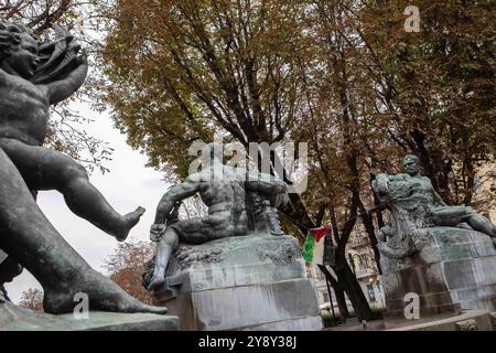 Torino, Italien. Oktober 2024. Bandiera della Palestina esposta da alcuni attivisti Pro Palestina auf der Piazza Solferino. Torino, Italia - Luned&#xec;, 7 Ottobre 2024 - Cronaca - ( Foto Andrea Alfano/LaPresse ) Pro-Palestina-Aktivisten stellen palästinensische Flagge auf der Piazza Solferino auf. Turin, Italien - Montag, 7. Oktober 2024 - News - ( Foto Andrea Alfano/LaPresse ) Credit: LaPresse/Alamy Live News Stockfoto