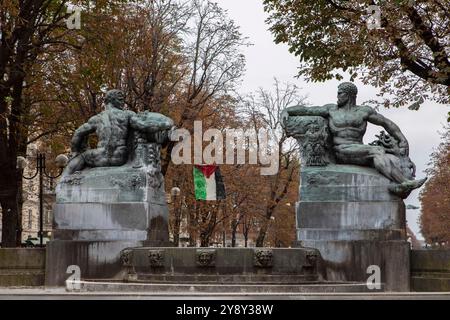 Torino, Italien. Oktober 2024. Bandiera della Palestina esposta da alcuni attivisti Pro Palestina auf der Piazza Solferino. Torino, Italia - Luned&#xec;, 7 Ottobre 2024 - Cronaca - ( Foto Andrea Alfano/LaPresse ) Pro-Palestina-Aktivisten stellen palästinensische Flagge auf der Piazza Solferino auf. Turin, Italien - Montag, 7. Oktober 2024 - News - ( Foto Andrea Alfano/LaPresse ) Credit: LaPresse/Alamy Live News Stockfoto