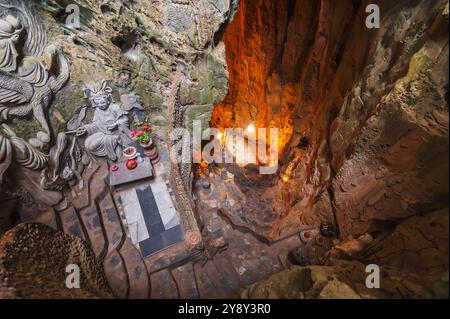 Das Innere der tiefen großen am Phu Höhle mit einem buddhistischen Tempel und heiligen Statuen im Marmorgebirge in da Nang in Vietnam Stockfoto